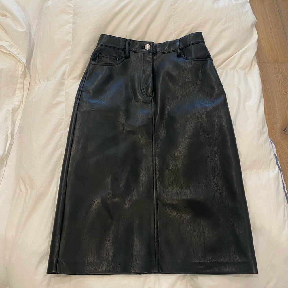 aritzia statue skirt in black
